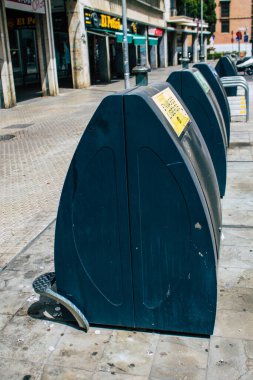 Seville İspanya 11 Ağustos 2021 Seville sokaklarında çöp konteyneri, sembolik bir şehir ve İspanya 'nın güneyinde Endülüs Bölgesi' nin başkenti.