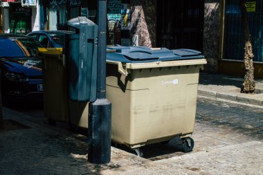 Seville İspanya 11 Ağustos 2021 Seville sokaklarında çöp konteyneri, sembolik bir şehir ve İspanya 'nın güneyinde Endülüs Bölgesi' nin başkenti.