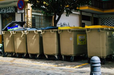 Seville İspanya 11 Ağustos 2021 Seville sokaklarında çöp konteyneri, sembolik bir şehir ve İspanya 'nın güneyinde Endülüs Bölgesi' nin başkenti.