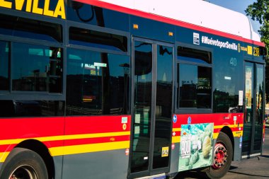 Sevilla İspanya 11 Ağustos 2021 Sevilla otobüsü Coronavirus salgını sırasında İspanya 'yı vurdu.