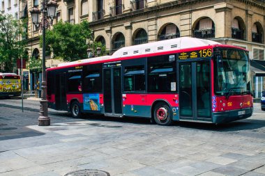 Sevilla İspanya 11 Ağustos 2021 Sevilla otobüsü Coronavirus salgını sırasında İspanya 'yı vurdu.