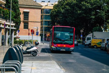 Sevilla İspanya 11 Ağustos 2021 Sevilla otobüsü Coronavirus salgını sırasında İspanya 'yı vurdu.