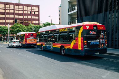 Sevilla İspanya 11 Ağustos 2021 Sevilla otobüsü Coronavirus salgını sırasında İspanya 'yı vurdu.
