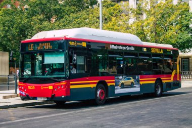 Sevilla İspanya 11 Ağustos 2021 Sevilla otobüsü Coronavirus salgını sırasında İspanya 'yı vurdu.