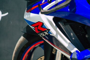 Seville İspanya 11 Ağustos 2021 Suzuki GSX motosikleti, İspanya 'nın güneyindeki Endülüs Bölgesi' nin başkenti ve sembolik bir şehir olan Sevilla caddelerine park edilmiştir.
