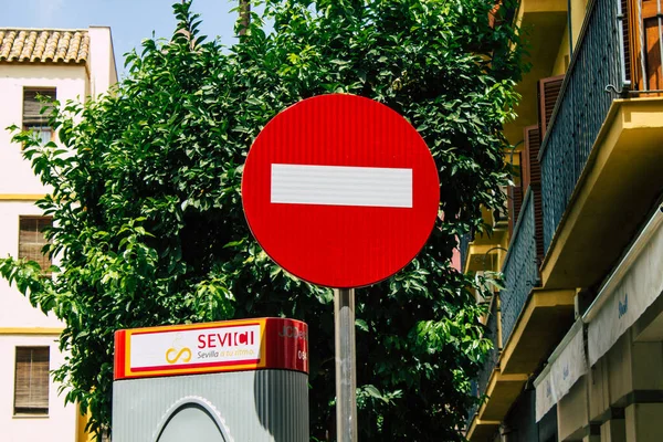 Севилья Испания Август 2021 Улица Знак Дорожный Знак Возведенный Стороне — стоковое фото
