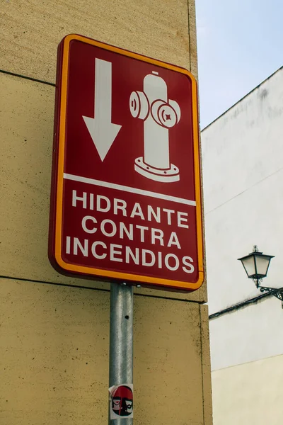 2021年8月11日 西班牙塞维利亚街标志或路标 竖立在路旁或路标之上 为塞维利亚市中心地区的道路使用者提供信息 — 图库照片
