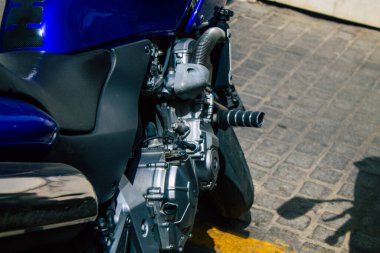 Seville İspanya 11 Ağustos 2021 Sevilla, İspanya 'nın güneyinde, sembolik bir şehir ve Endülüs Bölgesi' nin başkenti Sevilla 'nın caddelerine park edilmiştir.