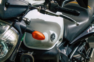 Seville İspanya 11 Ağustos 2021 Sevilla, İspanya 'nın güneyinde, sembolik bir şehir ve Endülüs Bölgesi' nin başkenti Sevilla 'nın caddelerine park edilmiştir.