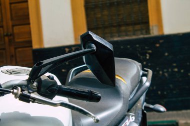 Seville İspanya 11 Ağustos 2021 Sevilla, İspanya 'nın güneyinde, sembolik bir şehir ve Endülüs Bölgesi' nin başkenti Sevilla 'nın caddelerine park edilmiştir.