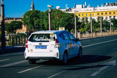 Seville İspanya 11 Ağustos 2021 Sevilla caddelerinde Coronavirus salgını sırasında İspanya 'ya maske takarak gitmek zorunludur.