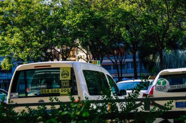 Seville İspanya 11 Ağustos 2021 Sevilla caddelerinde Coronavirus salgını sırasında İspanya 'ya maske takarak gitmek zorunludur.