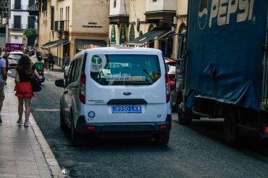 Seville İspanya 11 Ağustos 2021 Sevilla caddelerinde Coronavirus salgını sırasında İspanya 'ya maske takarak gitmek zorunludur.