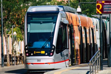 Seville İspanya 11 Ağustos 2021 Coronavirüs salgını sırasında Seville sokaklarında dolaşan ve maske takan yolcular için modern elektrikli tramvay zorunludur.