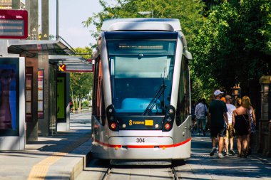 Seville İspanya 11 Ağustos 2021 Coronavirüs salgını sırasında Seville sokaklarında dolaşan ve maske takan yolcular için modern elektrikli tramvay zorunludur.