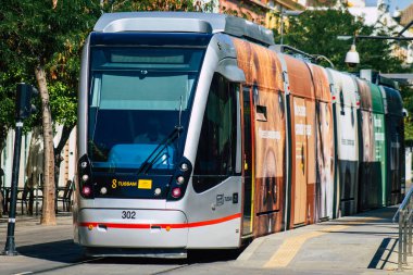 Seville İspanya 11 Ağustos 2021 Coronavirüs salgını sırasında Seville sokaklarında dolaşan ve maske takan yolcular için modern elektrikli tramvay zorunludur.