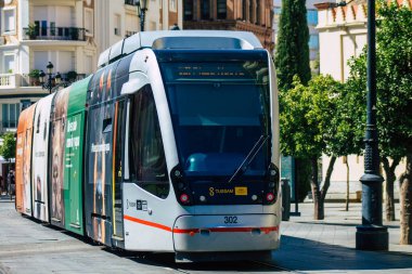 Seville İspanya 11 Ağustos 2021 Coronavirüs salgını sırasında Seville sokaklarında dolaşan ve maske takan yolcular için modern elektrikli tramvay zorunludur.