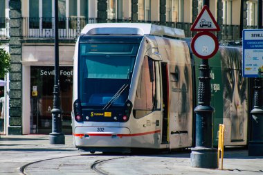 Seville İspanya 11 Ağustos 2021 Coronavirüs salgını sırasında Seville sokaklarında dolaşan ve maske takan yolcular için modern elektrikli tramvay zorunludur.