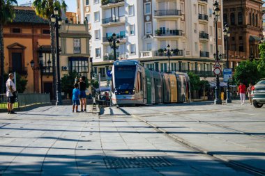 Seville İspanya 11 Ağustos 2021 Coronavirüs salgını sırasında Seville sokaklarında dolaşan ve maske takan yolcular için modern elektrikli tramvay zorunludur.