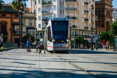 Seville İspanya 11 Ağustos 2021 Coronavirüs salgını sırasında Seville sokaklarında dolaşan ve maske takan yolcular için modern elektrikli tramvay zorunludur.