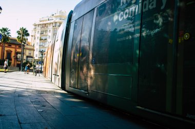 Seville İspanya 11 Ağustos 2021 Coronavirüs salgını sırasında Seville sokaklarında dolaşan ve maske takan yolcular için modern elektrikli tramvay zorunludur.