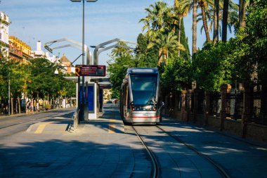 Seville İspanya 11 Ağustos 2021 Coronavirüs salgını sırasında Seville sokaklarında dolaşan ve maske takan yolcular için modern elektrikli tramvay zorunludur.