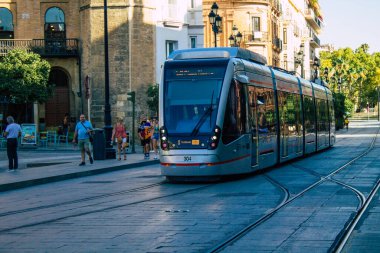 Seville İspanya 11 Ağustos 2021 Coronavirüs salgını sırasında Seville sokaklarında dolaşan ve maske takan yolcular için modern elektrikli tramvay zorunludur.