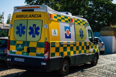 İspanya Koronavirüs salgını sırasında Sevilla sokaklarından geçen 11 Ağustos 2021 Ambulans İspanya 'yı vurdu.