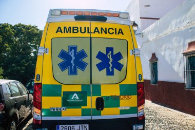İspanya Koronavirüs salgını sırasında Sevilla sokaklarından geçen 11 Ağustos 2021 Ambulans İspanya 'yı vurdu.