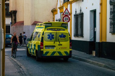 İspanya Koronavirüs salgını sırasında Sevilla sokaklarından geçen 11 Ağustos 2021 Ambulans İspanya 'yı vurdu.