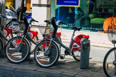 Sevilla İspanya 11 Ağustos 2021 Kısa süreler için kiralanabilir bisikletler, genellikle birkaç saatliğine sokakta ve Seville toplu taşıma sisteminin bir parçası olarak