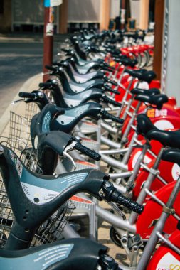 Sevilla İspanya 11 Ağustos 2021 Kısa süreler için kiralanabilir bisikletler, genellikle birkaç saatliğine sokakta ve Seville toplu taşıma sisteminin bir parçası olarak