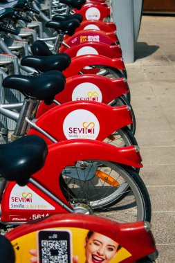 Sevilla İspanya 11 Ağustos 2021 Kısa süreler için kiralanabilir bisikletler, genellikle birkaç saatliğine sokakta ve Seville toplu taşıma sisteminin bir parçası olarak
