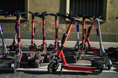 Seville İspanya 11 Ağustos 2021 Sevilla caddelerinde park edilmiş küçük bir iç yanmalı motorlar ve merkezde bir güverte ile çalışan elektrikli scooter.