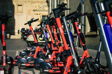 Seville İspanya 11 Ağustos 2021 Sevilla caddelerinde park edilmiş küçük bir iç yanmalı motorlar ve merkezde bir güverte ile çalışan elektrikli scooter.