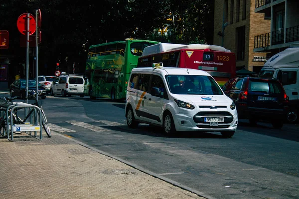 Sevilha Espanha Agosto 2021 Táxi Dirigindo Pelas Ruas Sevilha Durante — Fotografia de Stock