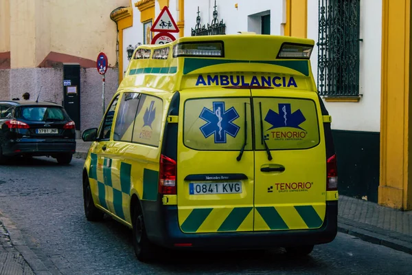 Sevilha Espanha Agosto 2021 Ambulância Dirigindo Pelas Ruas Sevilha Durante — Fotografia de Stock