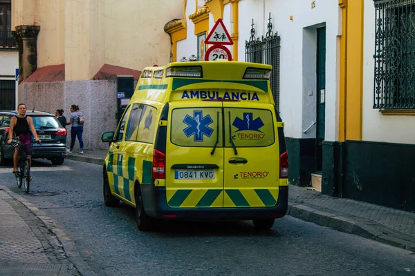 Sevilla Španělsko Srpna 2021 Sanitka Projíždějící Ulicemi Sevilly Během Vypuknutí — Stock fotografie