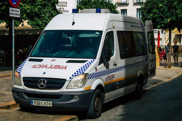 Sevilha Espanha Agosto 2021 Ambulância Dirigindo Pelas Ruas Sevilha Durante — Fotografia de Stock