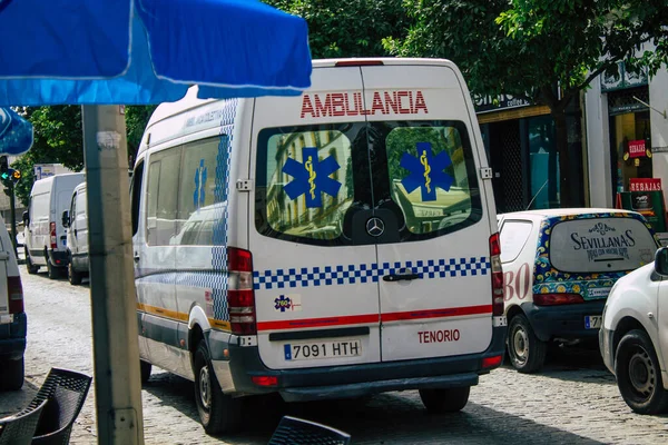 Spanya Koronavirüs Salgını Sırasında Sevilla Sokaklarından Geçen Ağustos 2021 Ambulans — Stok fotoğraf