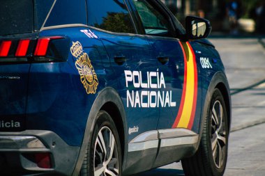 Seville İspanya 11 Ağustos 2021 İspanya 'da koronavirüs salgını sırasında Sevilla sokaklarında devriye gezen polis arabası