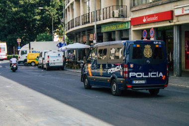 Seville İspanya 11 Ağustos 2021 İspanya 'da koronavirüs salgını sırasında Sevilla sokaklarında devriye gezen polis arabası