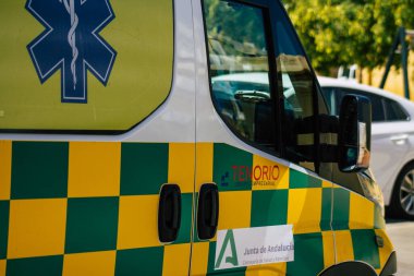 Carmona İspanya 16 Ağustos 2021 Carmona sokaklarında Coronavirus salgını sırasında İspanya 'yı vuran ambulans