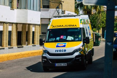 Carmona İspanya 16 Ağustos 2021 Carmona sokaklarında Coronavirus salgını sırasında İspanya 'yı vuran ambulans