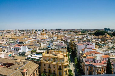 Seville İspanya 16 Ağustos 2021 Büyük Almohad Camii 'nin eski minaresi La Giralda' nın tepesinden Karmona Panoramik Manzarası