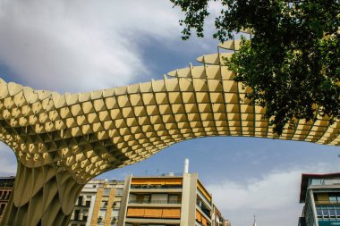 Seville İspanya 16 Ağustos 2021 Metropol Şemsiyesi dünyanın en büyük ahşap yapısıdır ve Sevilla kasabasının panoramik manzarasını sunmaktadır.