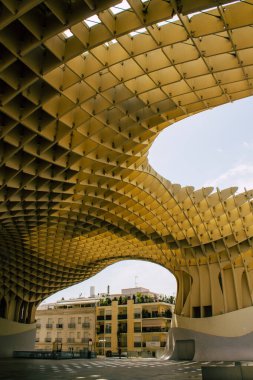 Seville İspanya 16 Ağustos 2021 Metropol Şemsiyesi dünyanın en büyük ahşap yapısıdır ve Sevilla kasabasının panoramik manzarasını sunmaktadır.