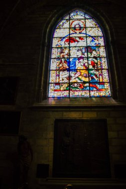 Seville İspanya 10 Ağustos 2021 'de Saint Metropolitan ve Patriksel Sevilla Katedrali' nin içinde lekelenmiş cam dünyanın en büyük Gotik katedrali.