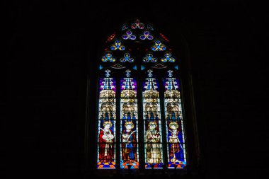 Seville İspanya 10 Ağustos 2021 'de Saint Metropolitan ve Patriksel Sevilla Katedrali' nin içinde lekelenmiş cam dünyanın en büyük Gotik katedrali.