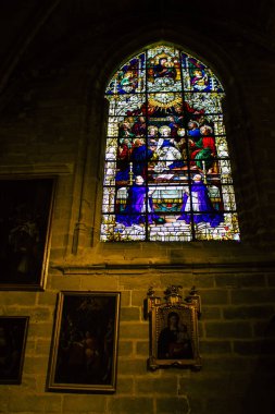 Seville İspanya 10 Ağustos 2021 'de Saint Metropolitan ve Patriksel Sevilla Katedrali' nin içinde lekelenmiş cam dünyanın en büyük Gotik katedrali.
